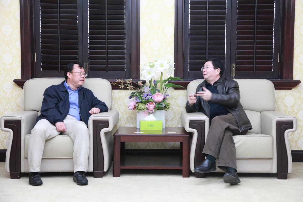 胡壽根校長親切接見我校雲南速盈娱乐會長王源明