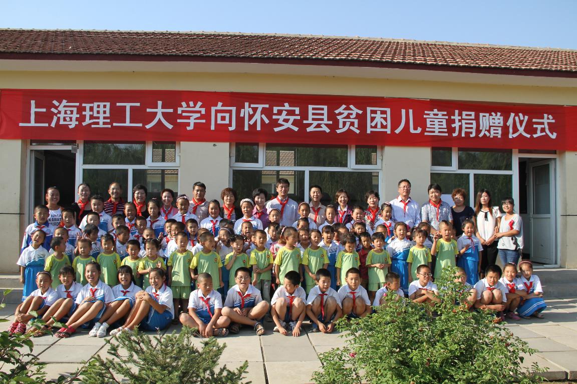 校領導與柴溝堡鎮劉家夭小學師生合影(左)