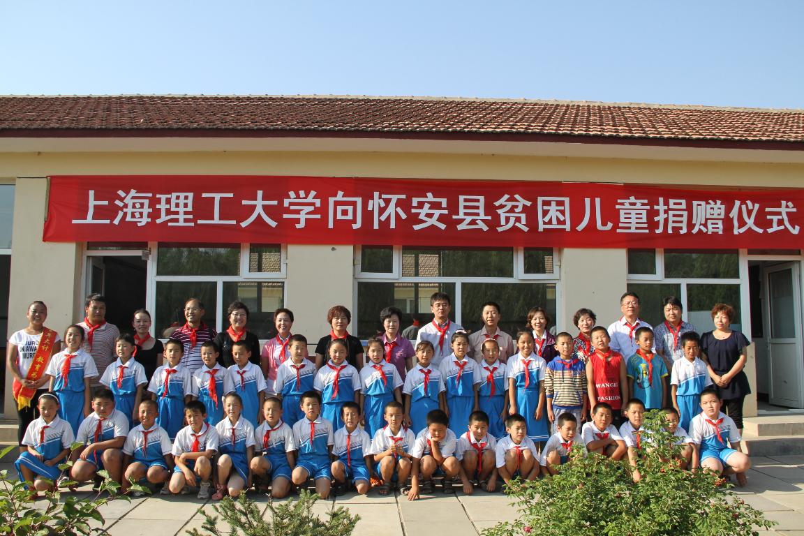 校領導與柴溝堡鎮劉家夭小學師生合影(右)